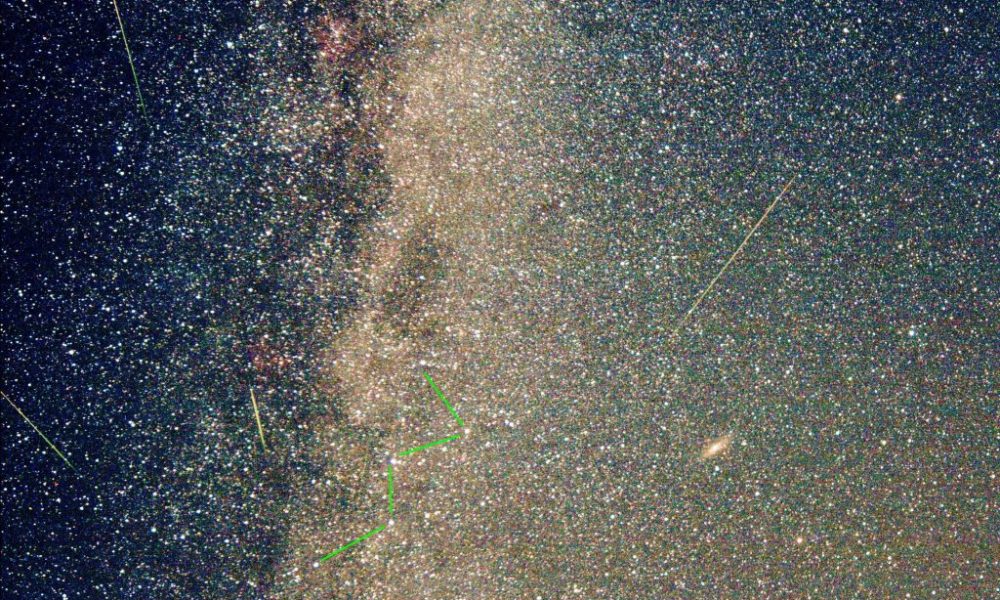 E51 Perseids2015 30sx4coloradjstretchx3curvex2WL crop-lines